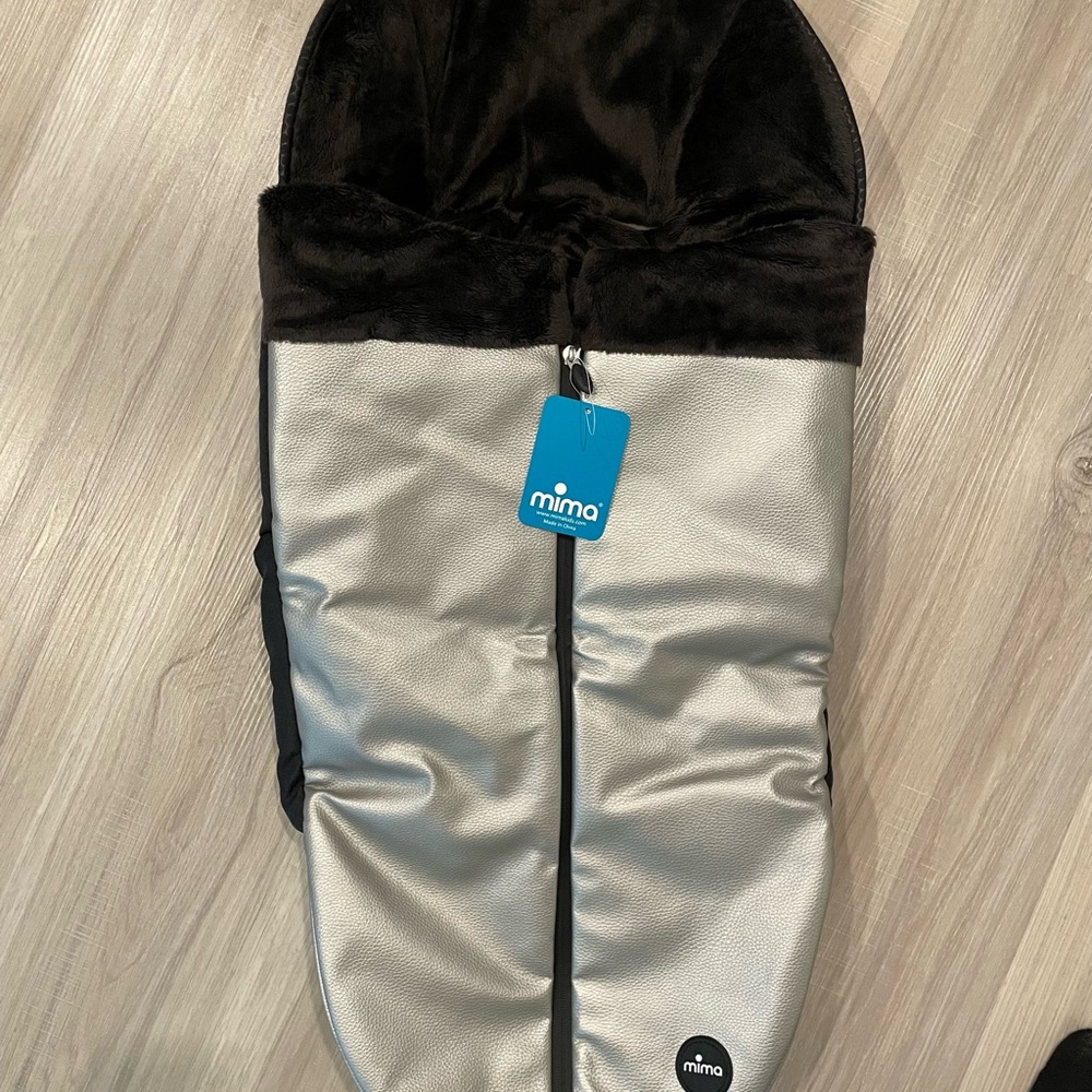 Mima Xari Brand new Silver and Black Kids Footmuff